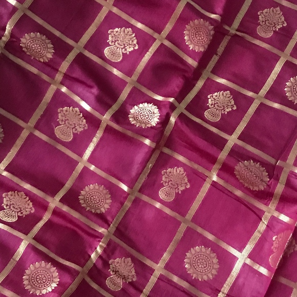 Handloom Silk Saree in Burgundy - Picture 3 of 4
